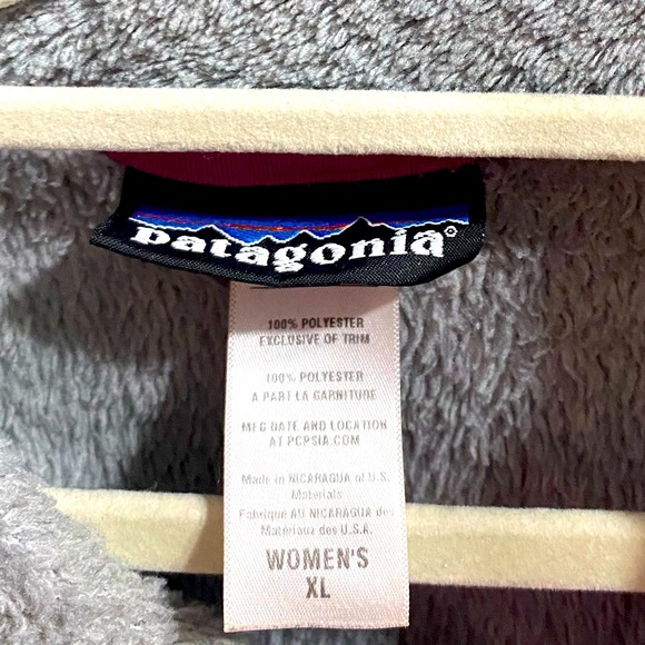 SALE 💝 
Patagonia Gray and Pink Teddy Jacket sweater women’s XL - Picture 10 of 14